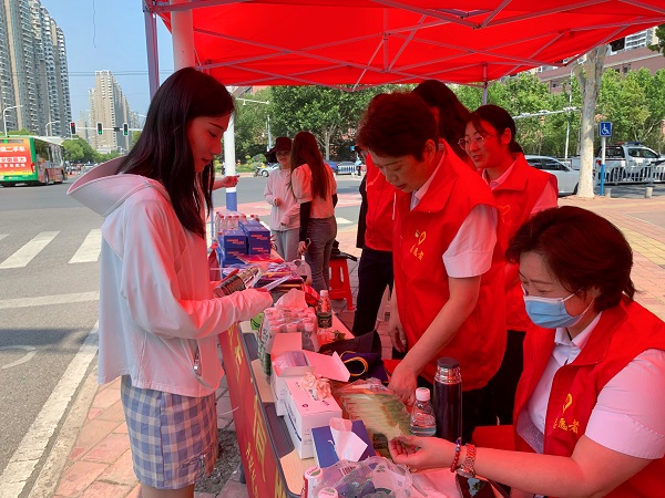 助力学子圆梦，，，，，，，，践行国企继续  安徽bevictor伟德官网地产集团组织爱心助考公益活动